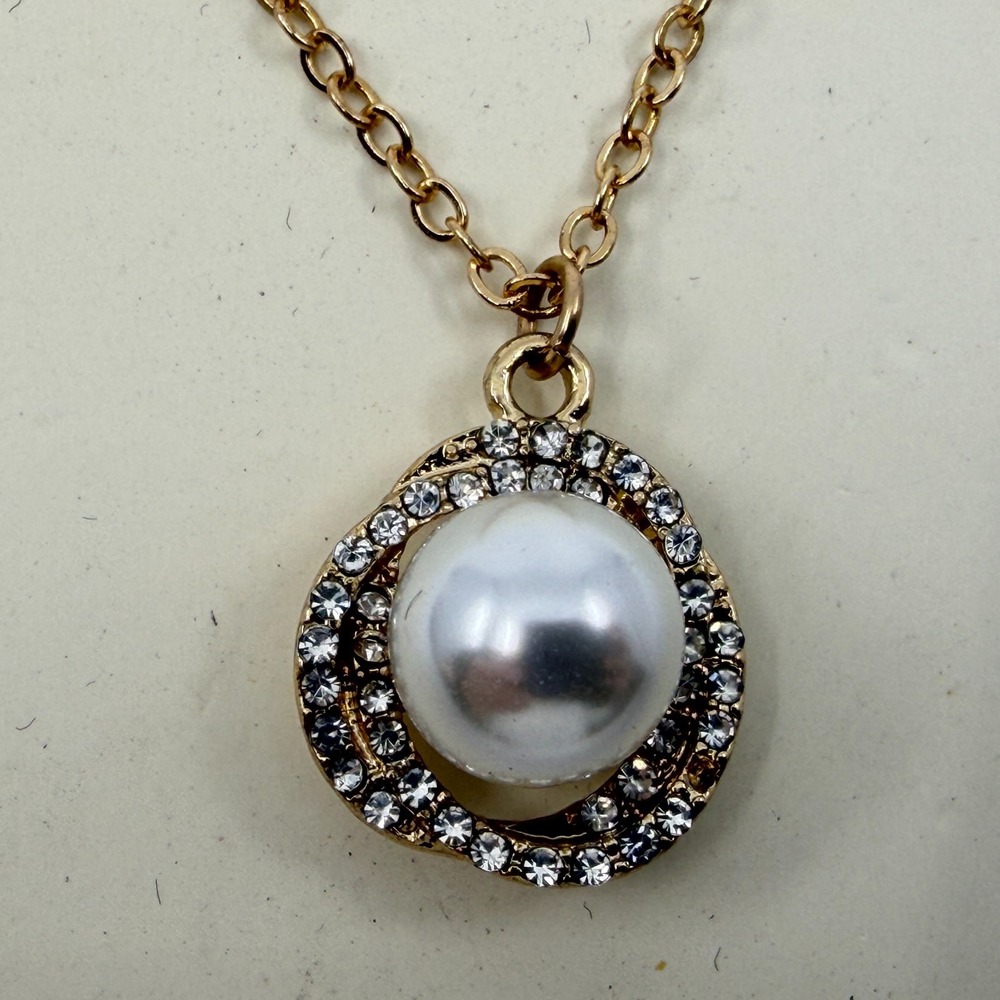 Lovisa Gold Tone Faux Pearl Pendant Necklace Rhinestone Halo Chain Elegant Gift